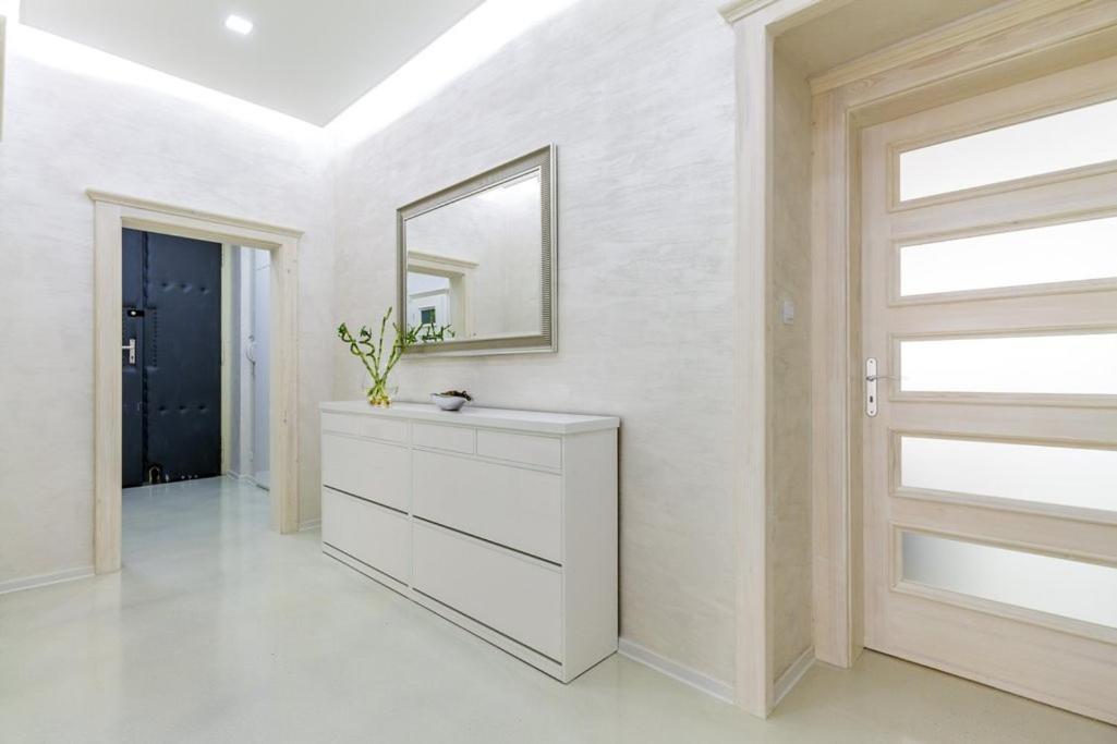 Stylish Apartment 5 Minutes Walk From City Center Praga Exterior foto