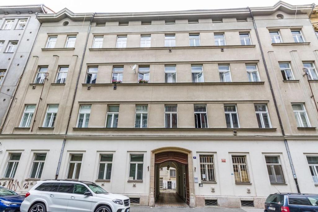 Stylish Apartment 5 Minutes Walk From City Center Praga Exterior foto